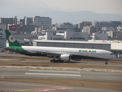 EVA　777-300  新塗装飛来①