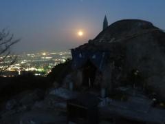 基山山頂から眺める月と夜景