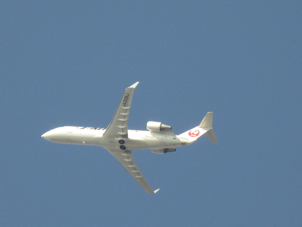 上空を通過するJ-AIR　CRJ200