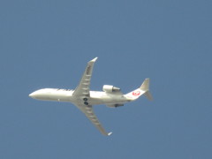 上空を通過するJ-AIR　CRJ200