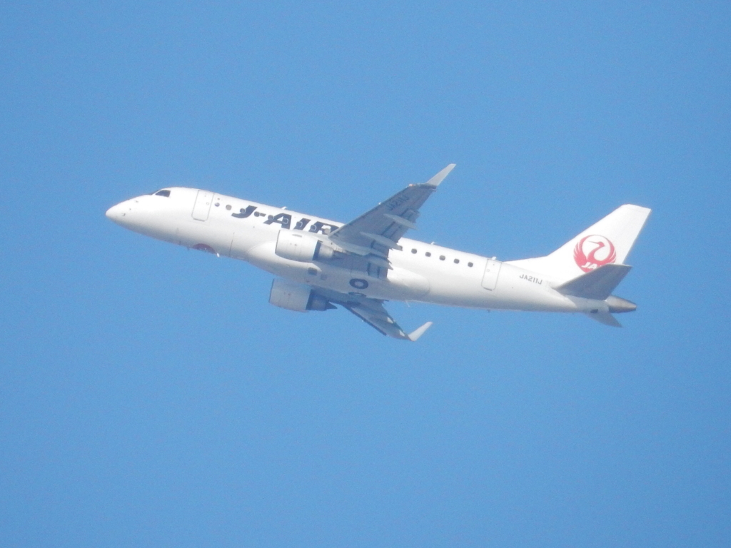 J-AIR  E170　福岡空港離陸