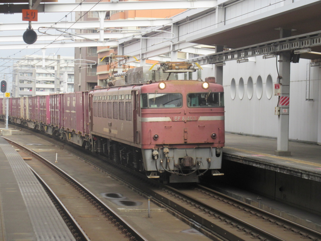 EF81-403貨物の通過