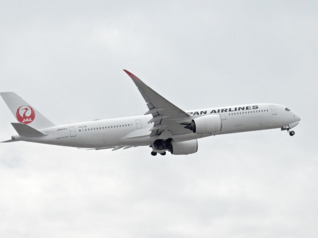 JAL　A350　福岡空港離陸　②