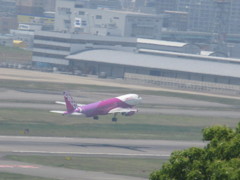 福岡の町並みをバックに離陸②