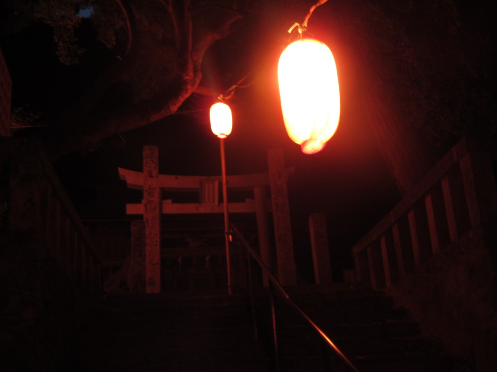 提灯が灯された夜の神社②