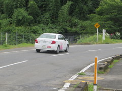 田舎の山頂まで走る自動車教習車