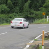 田舎の山頂まで走る自動車教習車