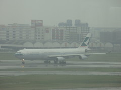 雨の福岡空港④