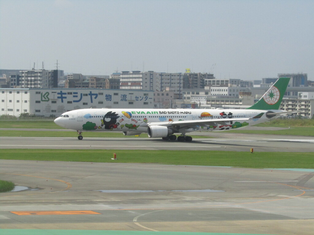 EVA AIR  A330-300  B-16331　福岡空港にて