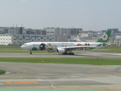 EVA AIR  A330-300  B-16331　福岡空港にて