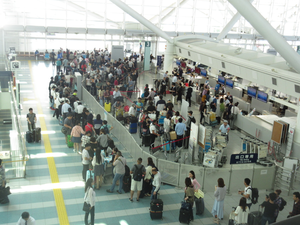 連休中の福岡空港国際線にて行列が