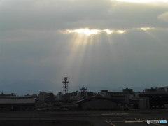 雲の隙間から差し込む②