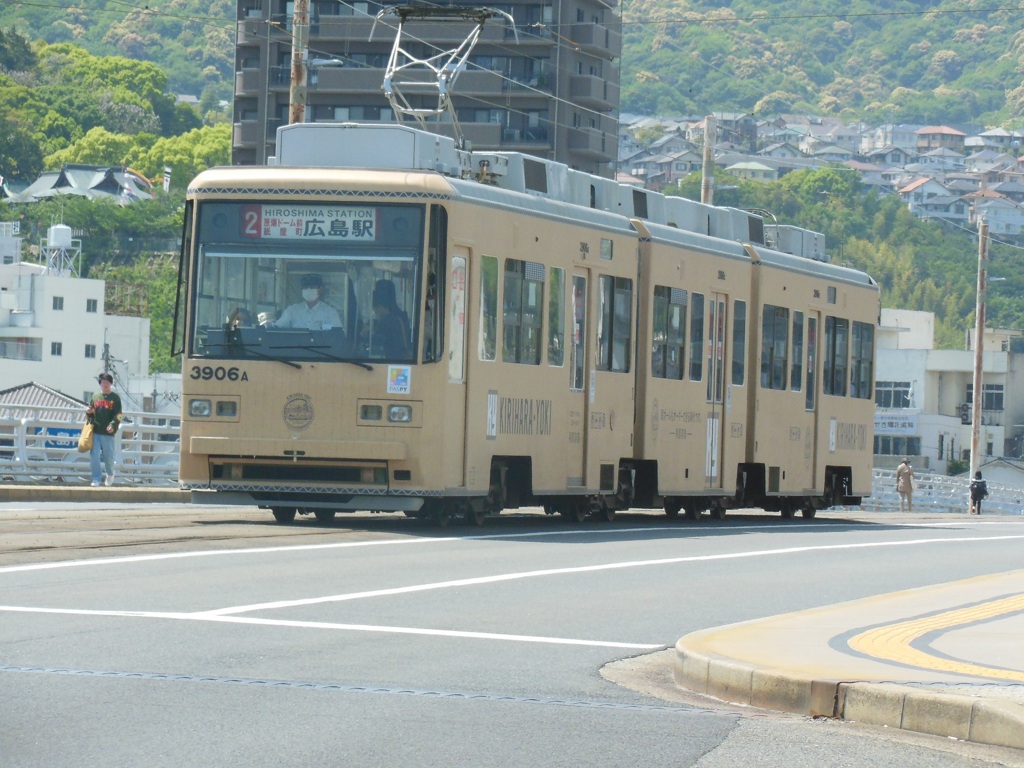 広島市内を走る広島市電　⑬