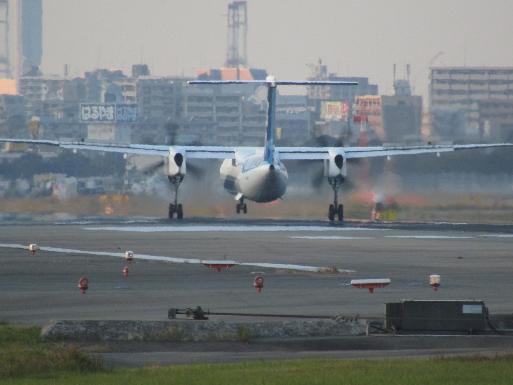 ANA　ボンバルディアのランディング　福岡空港にて