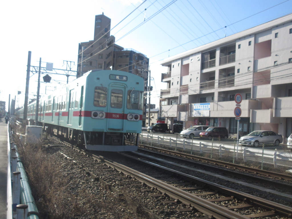 目の前から見た西鉄電車