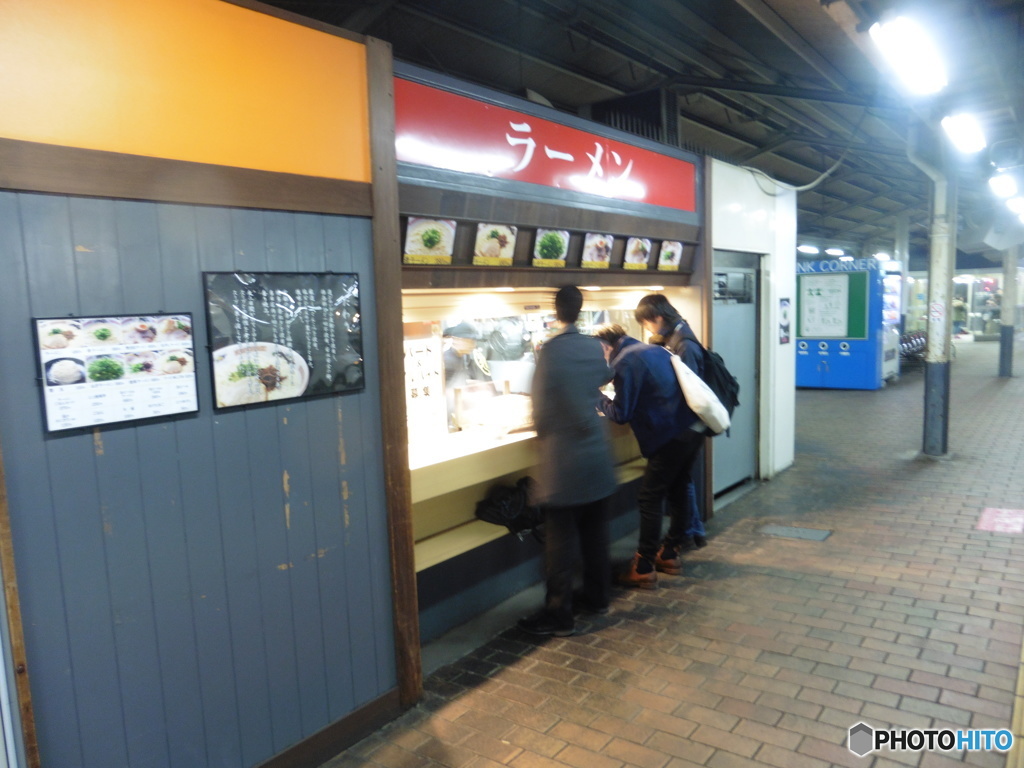 駅の立ち食いラーメン屋