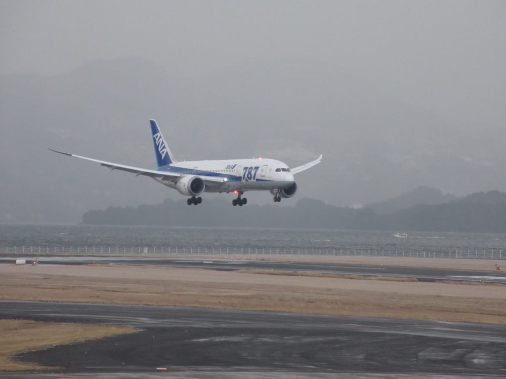 長崎空港に着陸するANA　B787①