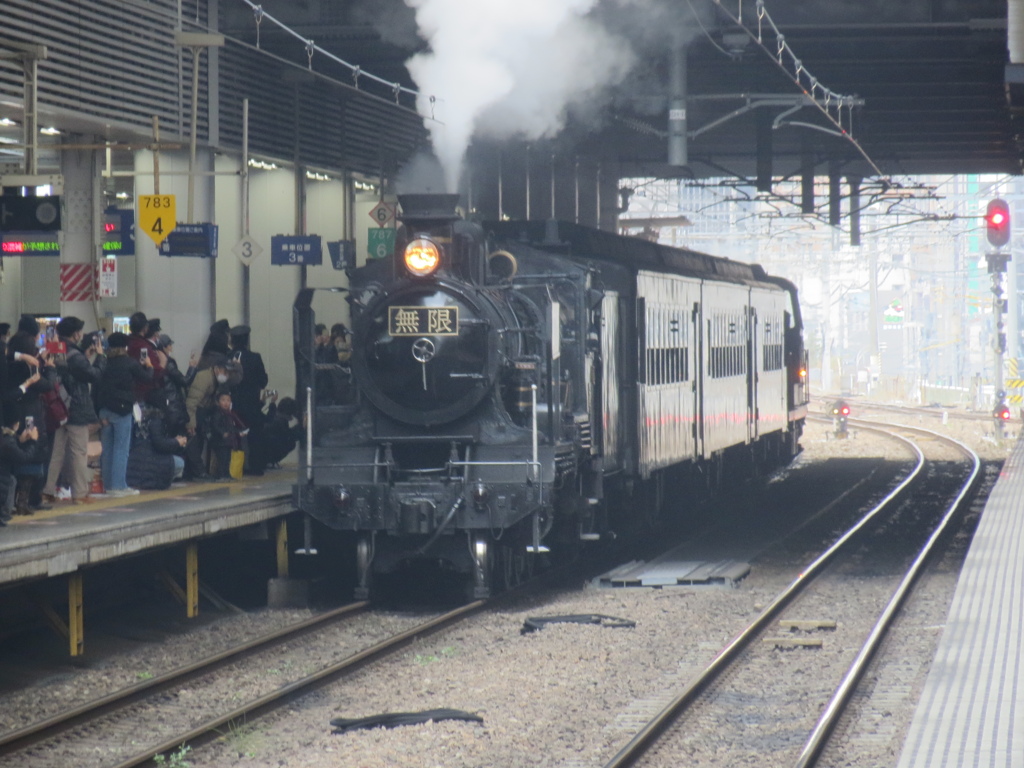 SL鬼滅の刃　博多駅にて