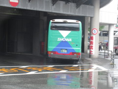 博多交通センターの狭い通路に入る高速バス①