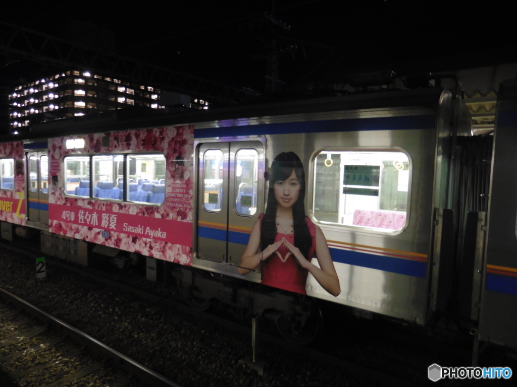 ももクロの絵柄の西鉄電車