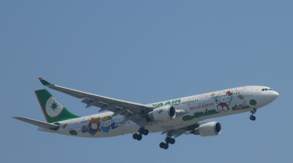 エバー航空ハローキティジェット通過