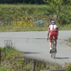 田舎をサイクリングする男性
