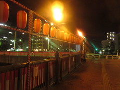 街灯と並べられた提灯