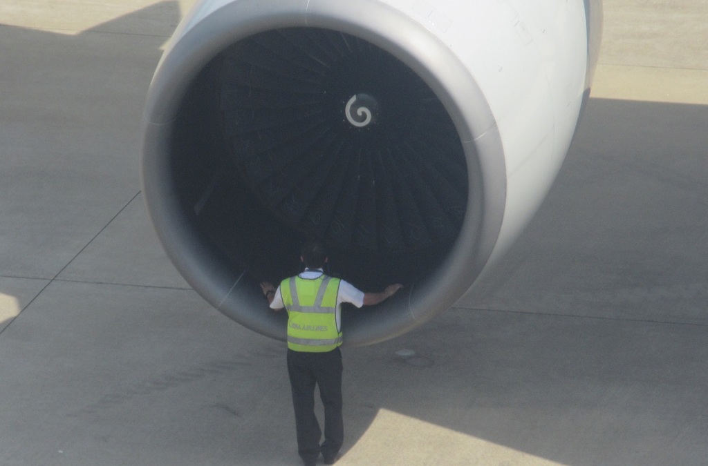 エンジンの中を点検する係員