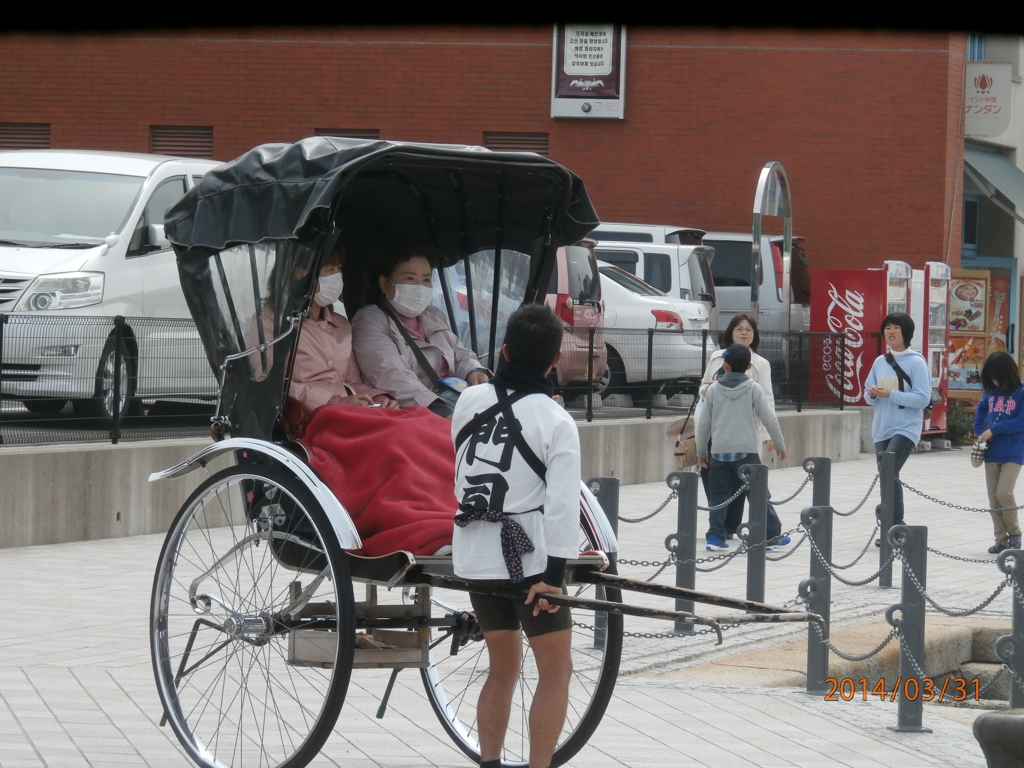 門司港の人力車のはしる光景