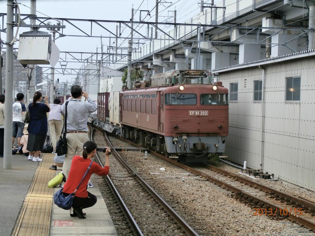 貨物列車を撮影する人たち
