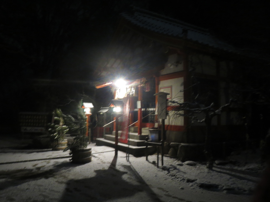 雪の夜の神社　②