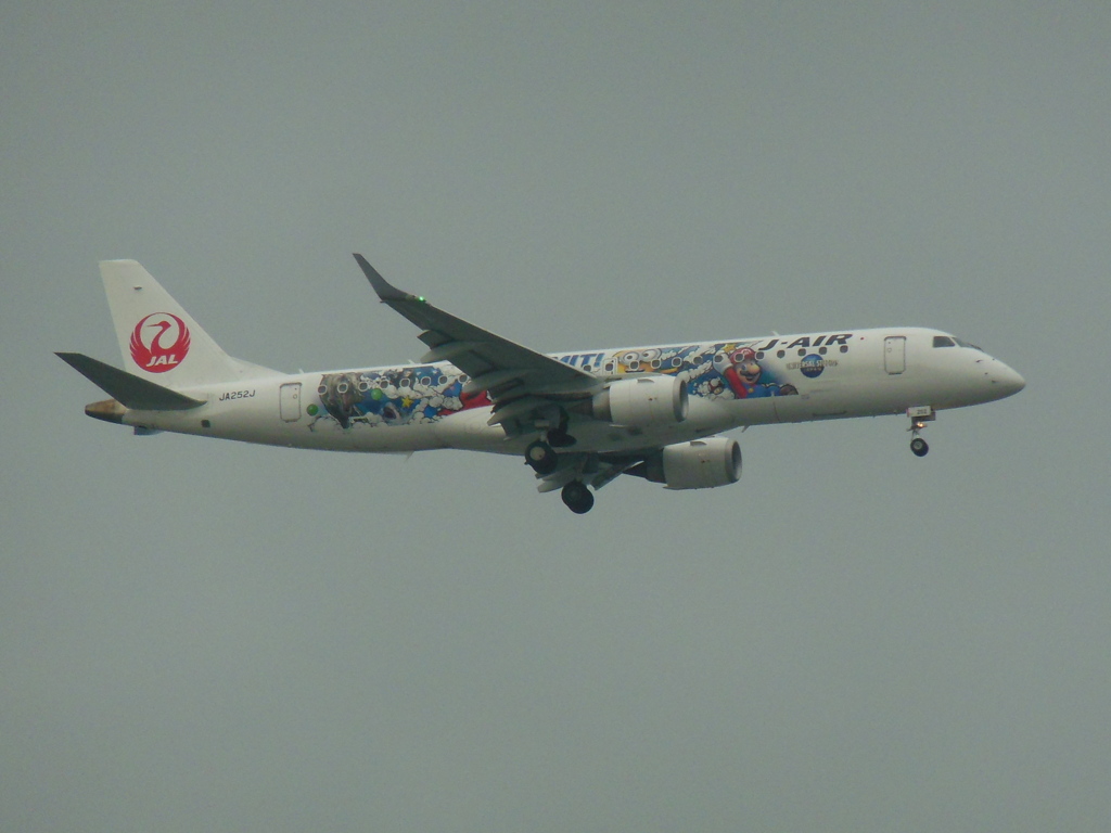 J-AIR E190  JA252J　USJ特別塗装