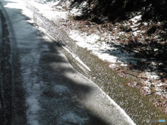 路上を流れる雪解け水②