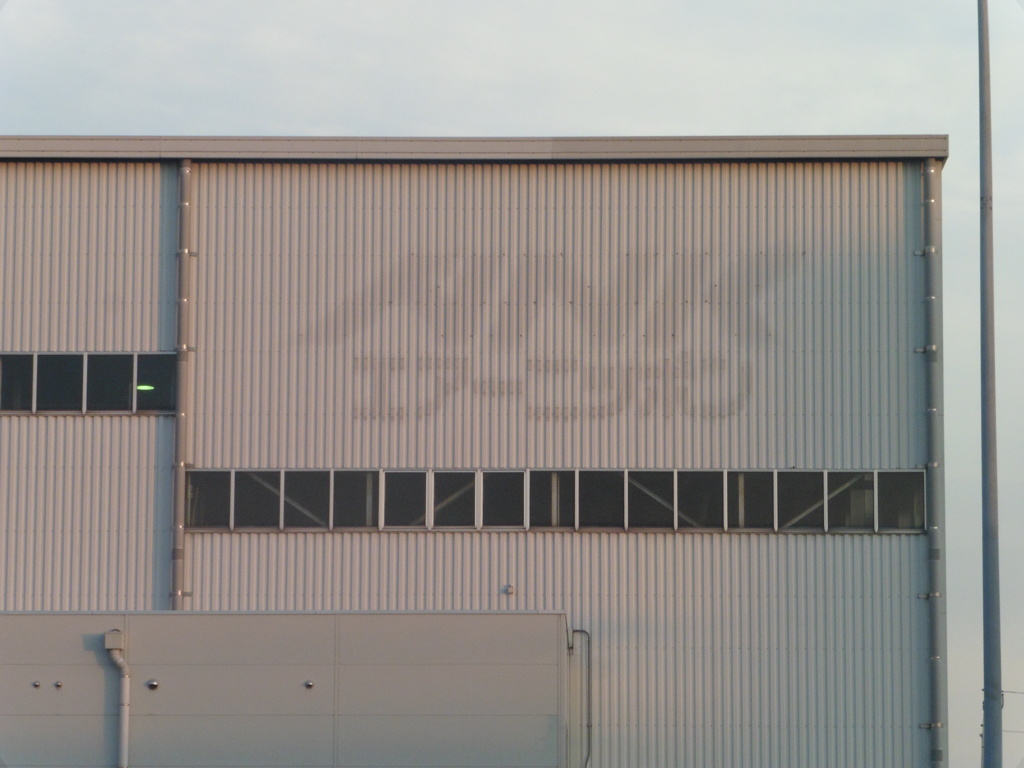 わずかに文字が残る福岡空港ANK格納庫