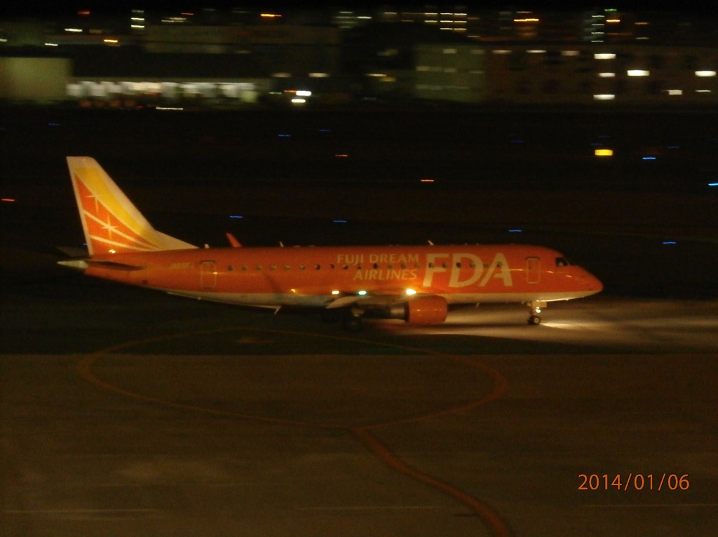 夜の福岡空港③