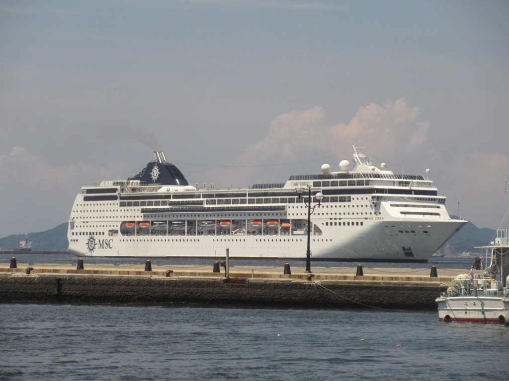 昨日の博多港にて　MSC RILICA入港②