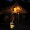 夜の神社の本殿