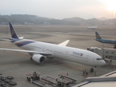 タイ国際　B777-300到着②