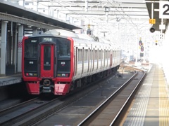 吉塚駅から発車する８１３系門司港行き