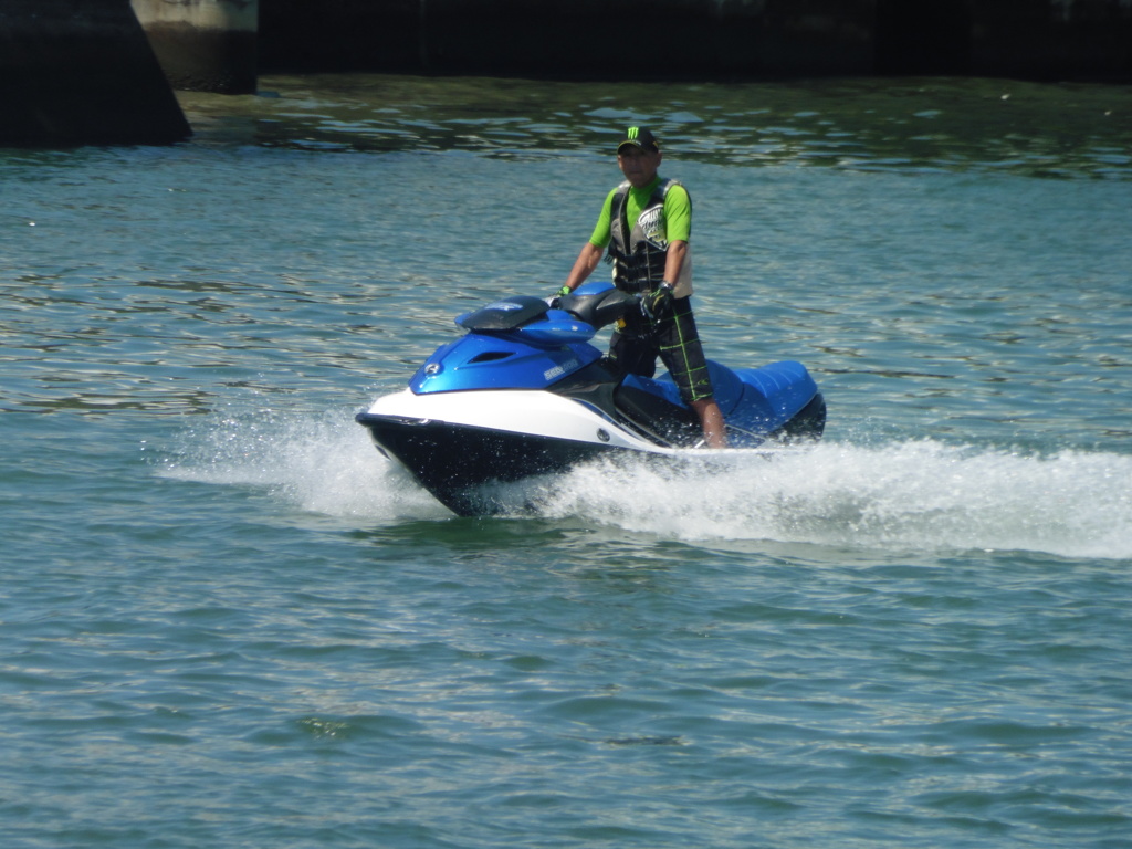 水上バイクを楽しむ若者①