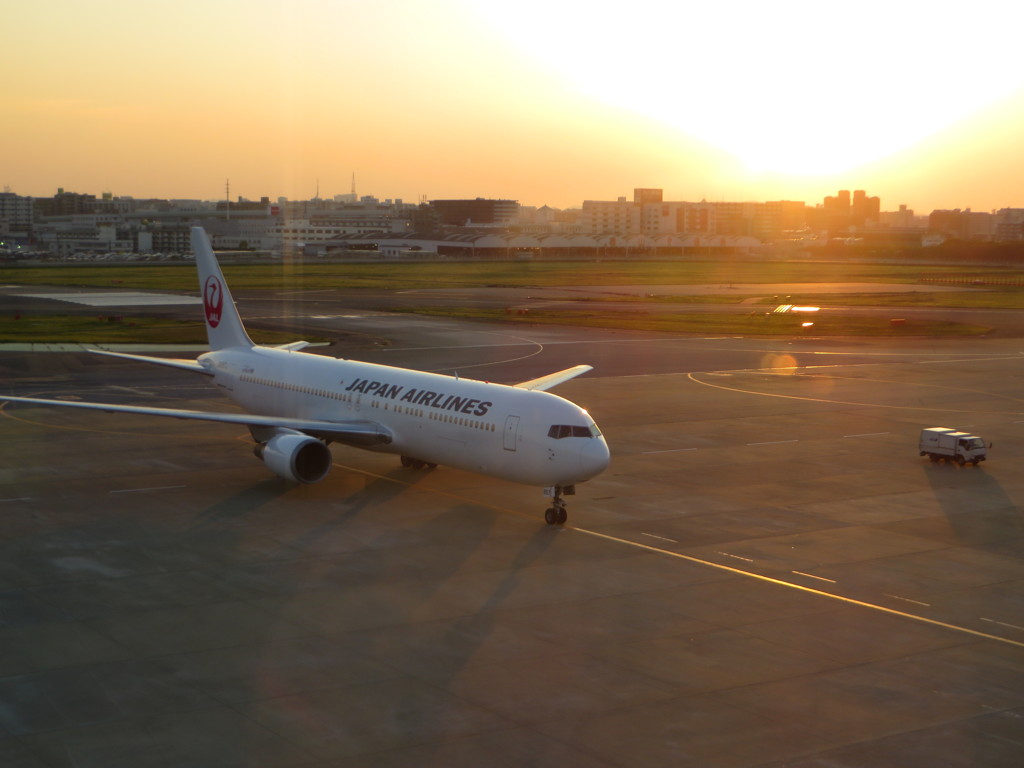 夕日を浴びて到着するJAL767－300①