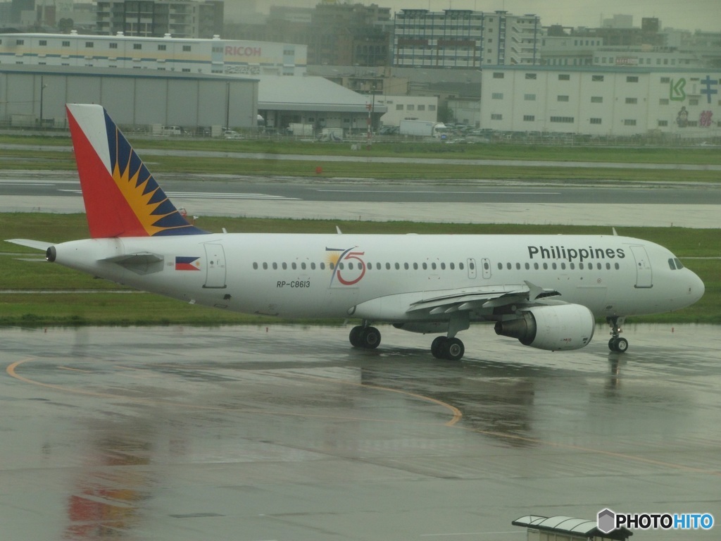 ７５周年記念塗装のフィリピン航空　A320