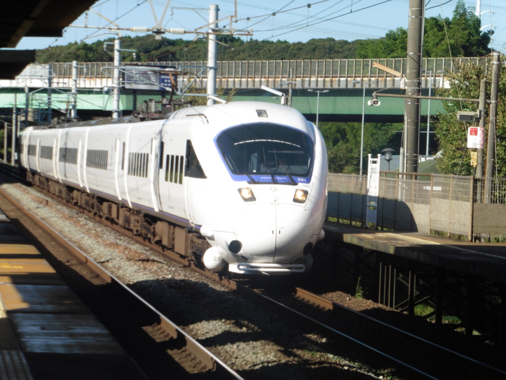 通過する白の車体