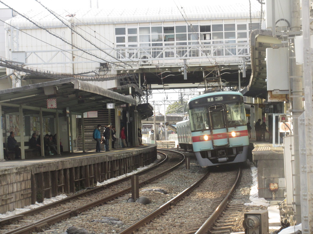 斜めに傾き停車する西鉄