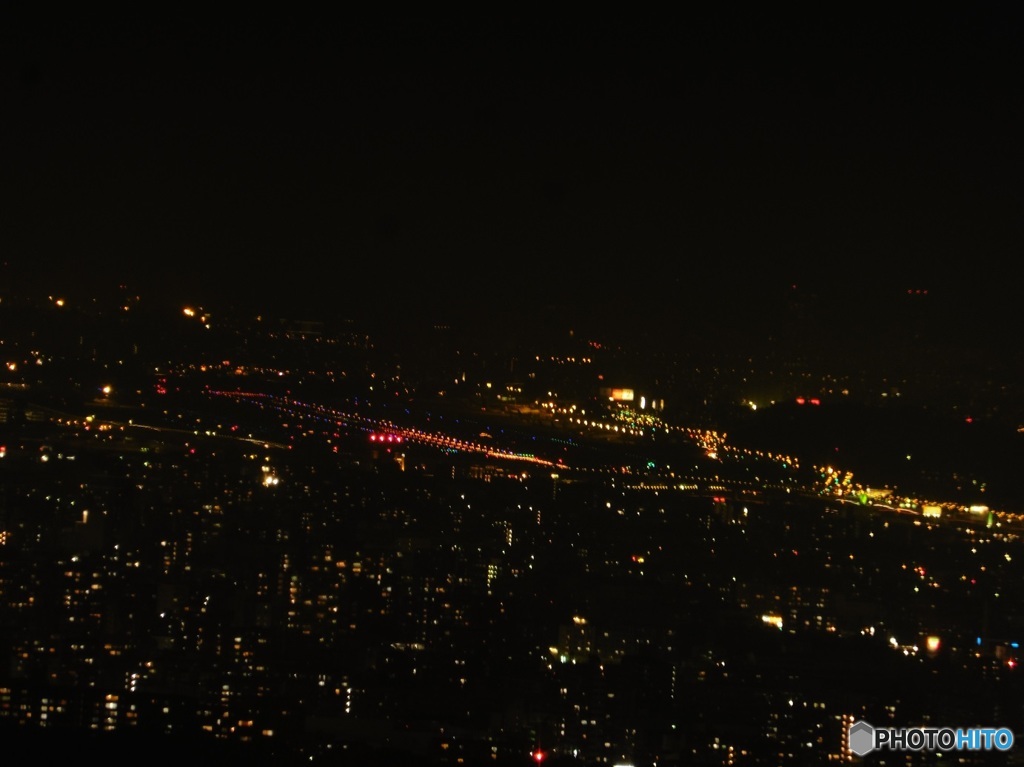 山頂から見た夜の福岡空港①