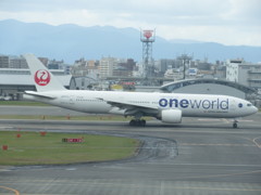 JAL　B777　ONEWORLD到着