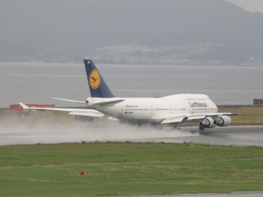 ルフトハンザ　B747-400離陸 D-ABVK