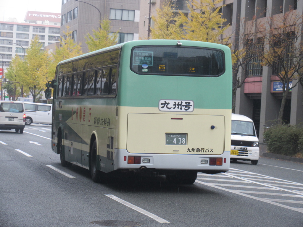 九州号の運行開始時のカラーリングを再現した車体です①