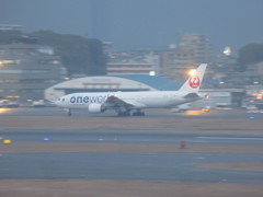 JALのB777-200ONE WORLDの到着
