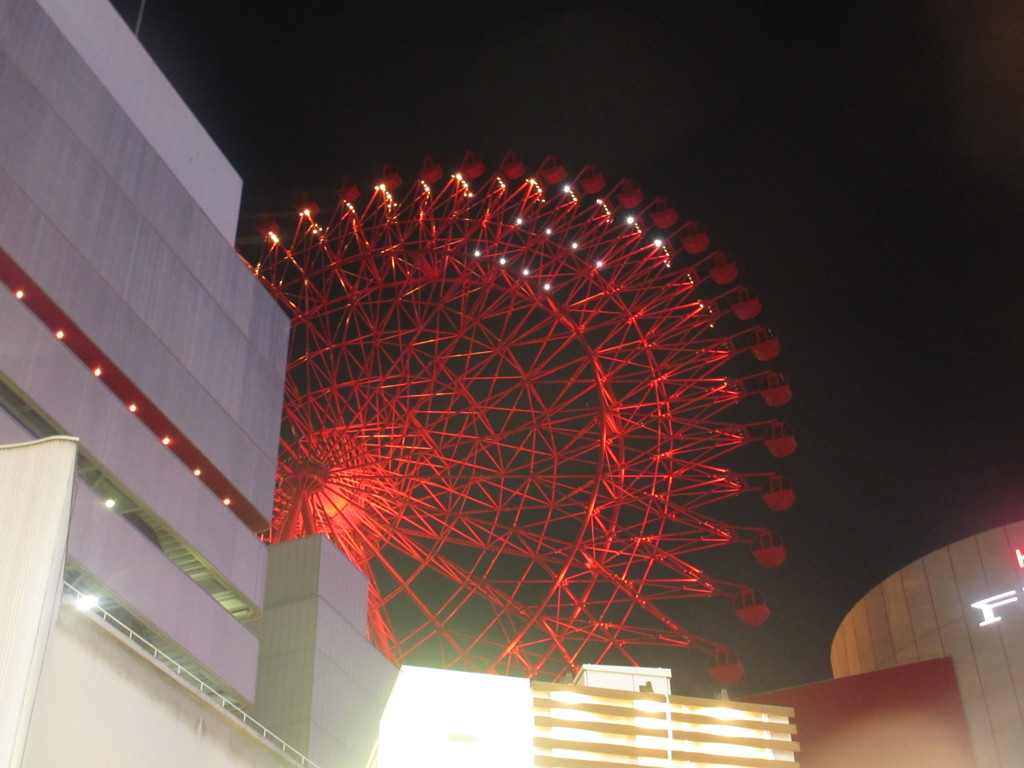 梅田の街中にそびえたつ観覧車